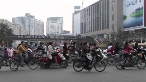 Motocicletas-Llenan-Una-Calle-En-Beijing,-China