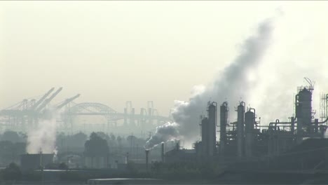 Rauch-Steigt-Aus-Einer-Petrochemischen-Fabrik-Oder-Ölraffinerie-Unter-Bewölktem-Himmel-Auf-1