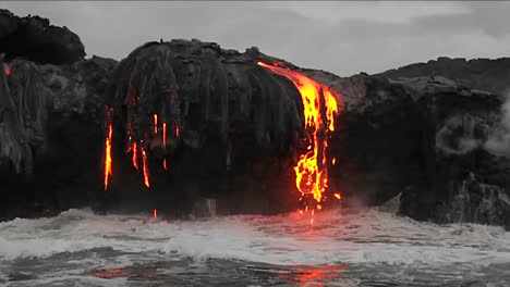 Spektakulärer-Lavastrom-In-Der-Abenddämmerung-Von-Einem-Vulkan-In-Den-Ozean-Deutet-Auf-Die-Geburt-Des-Planeten-Hin