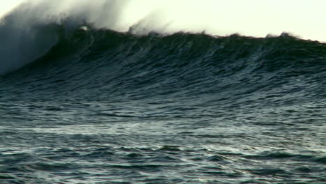 Large-waves-crest-and-break-1