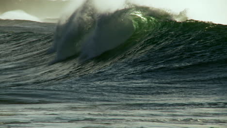 Large-waves-crest-and-break-2
