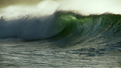 Large-waves-crest-and-break-in-slow-motion