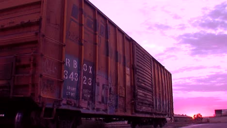 In-Dieser-Stilisierten-Aufnahme-Steht-Ein-Alter-Güterwagen-Auf-Einem-Abstellgleis