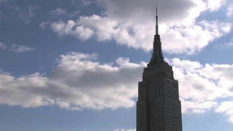 Clouds-roll-pass-the-Empire-State-Building-