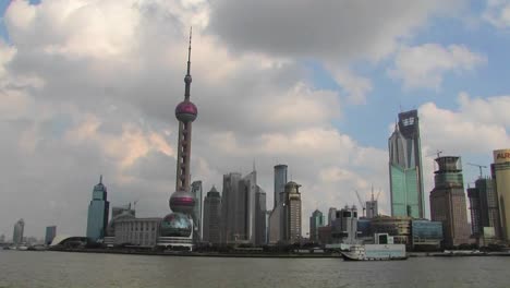 Zeitraffer-Von-Booten-Auf-Dem-Jangtse-Fluss-Vorbei-Am-Pudong-Bezirk-In-Shanghai