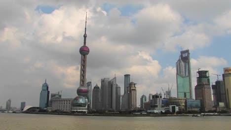 Boote-Auf-Dem-Jangtse-Fluss-Vorbei-Am-Bezirk-Pudong-In-Shanghai