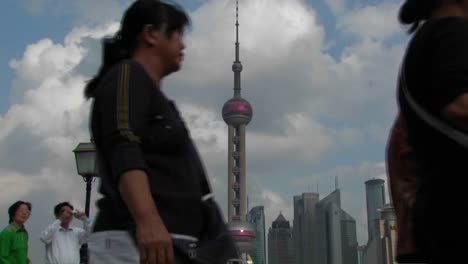 Los-Peatones-Caminan-Por-Una-Calle-En-Shanghai