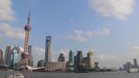 Eine-Aufnahme-Von-Shanghai-China-Mit-Dem-Huangpu-fluss-Im-Vordergrund