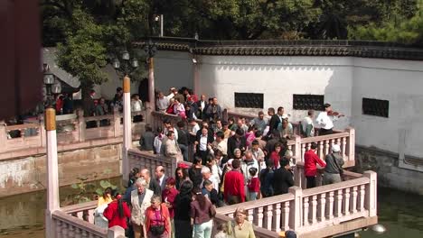 People-enter-and-leave-a-Chinese-building