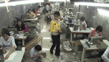 Frauen-In-Einer-Kleinen-Fabrik,-Die-Kleidung-Näht
