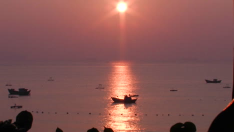 Ein-Kleines-Boot-Auf-See-Bei-Sonnenuntergang-In-Einer-Asiatischen-Marina