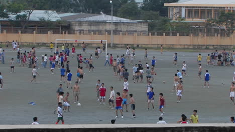Niños-Jugando-Al-Fútbol-En-El-Patio-De-La-Escuela