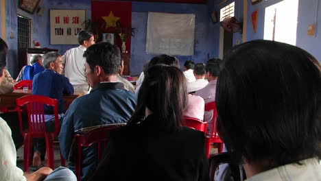 Eine-Frau-Spricht-Eine-Gruppe-Von-Menschen-In-Einem-Klassenzimmer-In-Vietnam-An