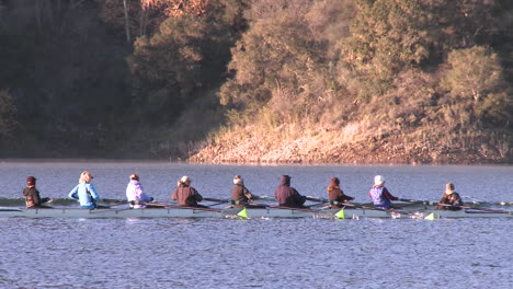 Panning-of-an-eight-person-rowing-sweep-on-Lake-Casitas-in-Oak-View-California