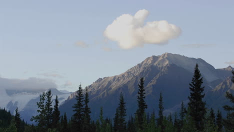 Zeitraffer-Von-Sonnenuntergang-Und-Wolken-Auf-Den-Wrangell-Mountains-Von-Mccarthy-Im-Wrangell-Saint-Elias-National-Park-Alaska