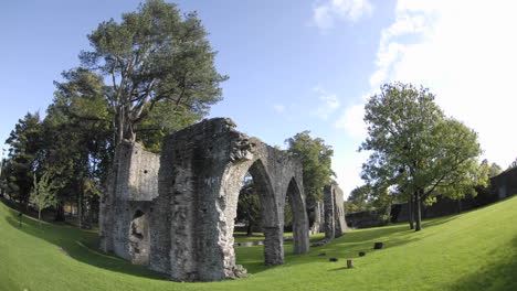 Lapso-De-Tiempo-De-Nubes-Pasando-Sobre-Las-Ruinas-Del-Convento-De-Armagh-Desde-1263-En-Armagh,-Irlanda-Del-Norte