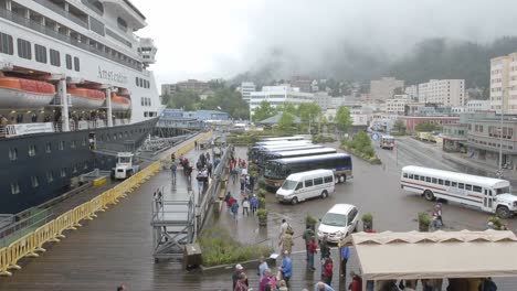 Time-lapse-of-passengers-disembarking-from-a-cruise-ship-in-Juneau-Alaska