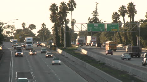 Autos-Und-Lastwagen-Fahren-Auf-Dem-Highway-101-In-Ventura-Kalifornien