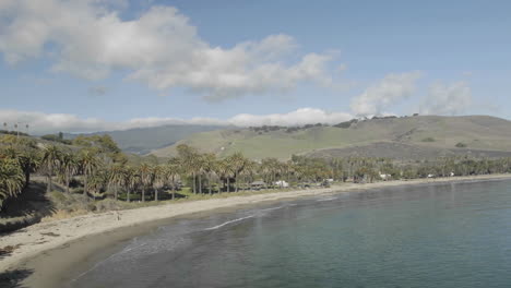 Panorámica-Lapso-De-Tiempo-De-Nubes-Pasando-Sobre-Refugio-Beach-State-Park-California