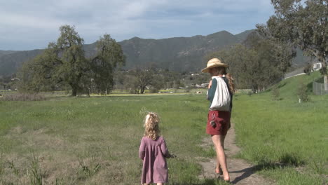 Eine-Frau-Und-Ein-Mädchen,-Die-Durch-Ein-Restauriertes-Feuchtgebiet-Im-Ojai-Wiesenreservat-In-Ojai-Kalifornien-Gehen
