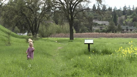 Ein-Mädchen,-Das-Durch-Ein-Restauriertes-Feuchtgebiet-Im-Ojai-Wiesenreservat-In-Ojai,-Kalifornien,-Geht
