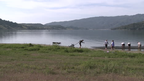 Time-lapse-of-eight-person-rowing-sweep-leaving-the-water-on-Lake-Casitas-in-Oak-View-California