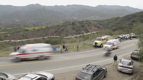 Peloton-Im-Zeitraffer-Der-Tour-Of-California-Radrennen-2008-Vorbei-An-Dennison-Grade-In-Ojai-Kalifornien