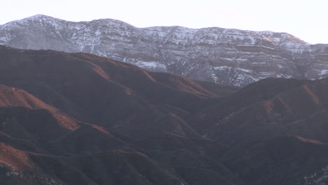 Zoom-out-of-the-snow-covered-Topa-Topa-Montaña-above-Ojai-California
