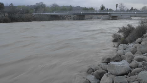 Zeitraffer-Von-Überschwemmungen-Auf-Dem-Ventura-River-In-Oak-View-Kalifornien