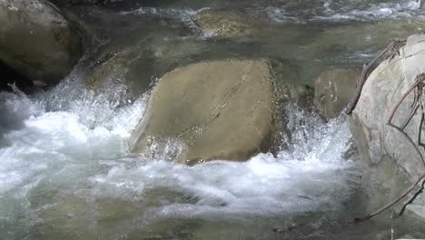 Zoomen-Sie-Aus-Einem-Wasserfall-Am-North-Fork-Matilija-Creek-über-Ojai,-Kalifornien