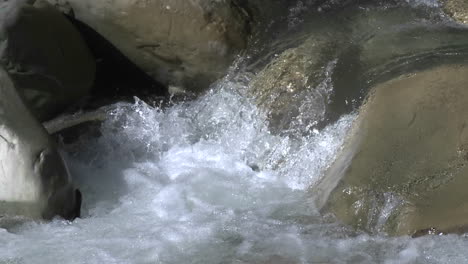 Langsames-Zoomen-Aus-Einem-Wasserfall-Am-North-Fork-Matilija-Creek-über-Ojai,-Kalifornien