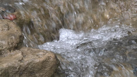 Nahaufnahme-Eines-Kleinen-Wasserfalls-Am-North-Fork-Matilija-Creek-über-Ojai-California