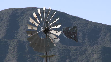 Drehende-Windmühle,-Die-Wasser-Aus-Einem-Brunnen-In-Ojai-Kalifornien-Schöpft