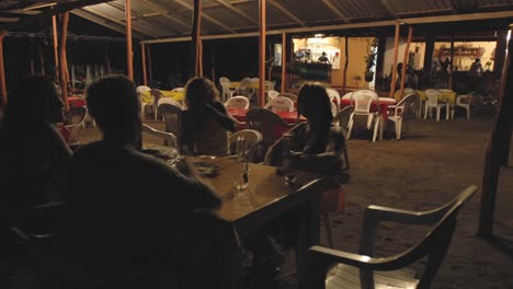 Lapso-De-Tiempo-De-Personas-Cenando-Al-Aire-Libre-En-La-Playa-De-La-Saladita-En-Guerrero-México