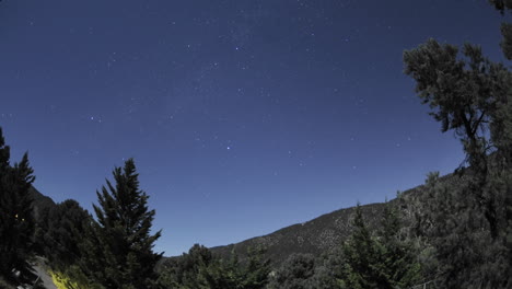 Zeitraffer-Von-Sternenspuren-Und-Vollmonduntergang-über-Dem-Pine-Mountain-Club-Kalifornien