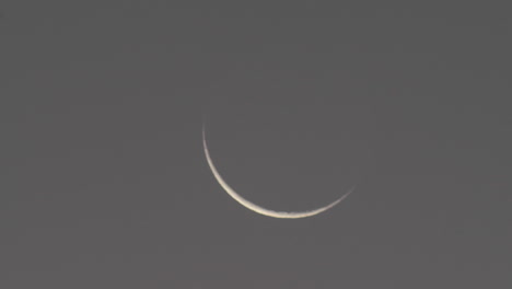 Closeup-time-lapse-of-rising-waning-crescent-moon-setting-above-Oak-View-California