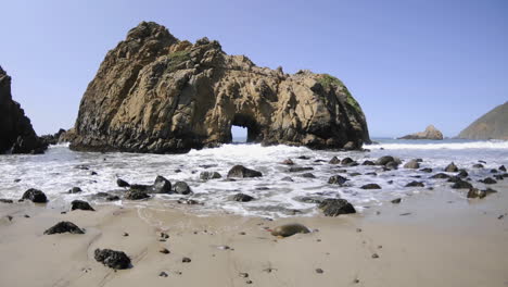 Zeitraffer-Von-Wellen-Durch-Einen-Felsen-Am-Pfeiffer-Beach-In-Big-Sur-California
