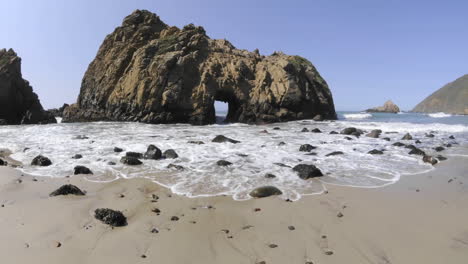 Zeitraffer-Mit-Niedrigem-Winkel-Von-Wellen,-Die-Einen-Felsen-Am-Pfeiffer-Strand-In-Big-Sur-Kalifornien-Durchbrechen