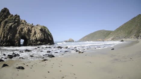 Zeitraffer-Von-Wellen-Am-Strand-Und-Durch-Einen-Felsen-Am-Pfeiffer-Beach-In-Big-Sur-California-Big
