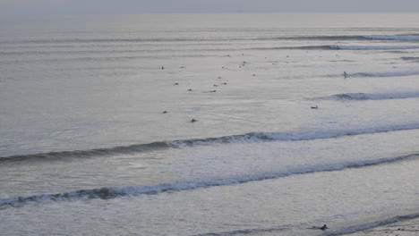 Zeitraffer-Von-Surfern,-Die-Am-Ventura-Punkt-In-Ventura,-Kalifornien,-Festgelegte-Wellen-Fangen