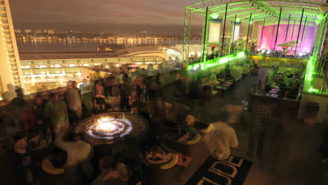 Time-lapse-of-a-rooftop-nightclub-filling-up-for-the-evening-in-San-Diego-California