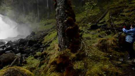 Eine-Langsame-Pfanne-Von-Touristen,-Die-Cascade-Creek-Wasserfall-In-Thomas-Bay-Südöstlich-Von-Alaska-Besuchen