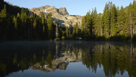 Eine-Morgendliche-Reflexion-Der-Sierra-Buttes-Auf-Sandteich-In-Tahoe-National-Forest-Kalifornien
