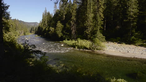 Metropolitan-Sacramento-Wasserversorgung-Aus-Dem-Yuba-River-Spring-Abfluss-Im-Tahoe-National-Forest-Kalifornien