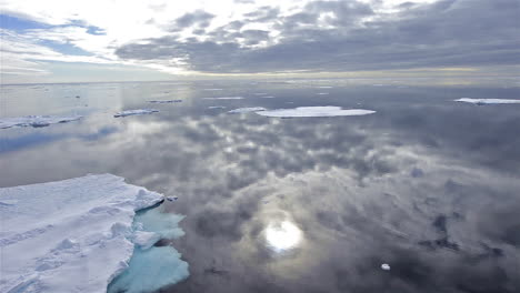 Meereis-Wird-Im-Arktischen-Ozean-Mit-Einer-Perfekten-Reflexion-Des-Ozeans-Gesehen