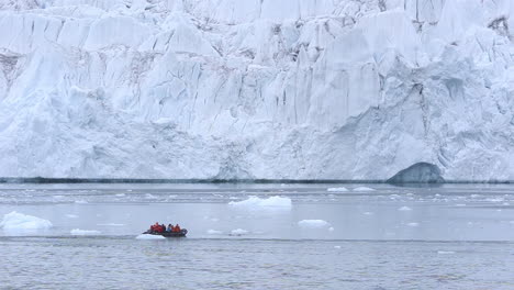 Touristen-In-Einem-Zodiac-Boot-Nähern-Sich-Einem-Riesigen-Gletscher-In-Der-Gletscherbucht-Alaska
