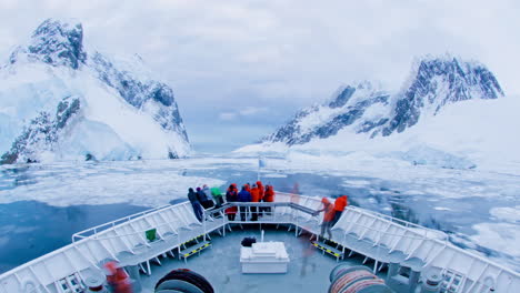 Eine-Pov-Zeitrafferaufnahme-Eines-Schiffes,-Das-Eisberge-Und-Touristen-Durchquert,-Die-Durch-Den-Lemaire-Kanal-Der-Antarktis-Fahren
