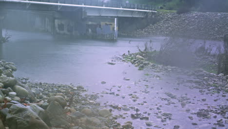 Zeitraffer-Einer-Brückenüberschwemmung,-Während-Ein-Wintersturm-Regen-In-Einen-Fluss-Wirft