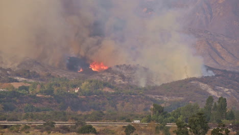 The-Thomas-wildfire-fire-burns-behind-expensive-homes-in-Ventura-County-Southern-California