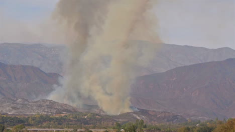 El-Incendio-De-Thomas-Wildfire-Arde-En-El-Condado-De-Ventura,-En-El-Sur-De-California